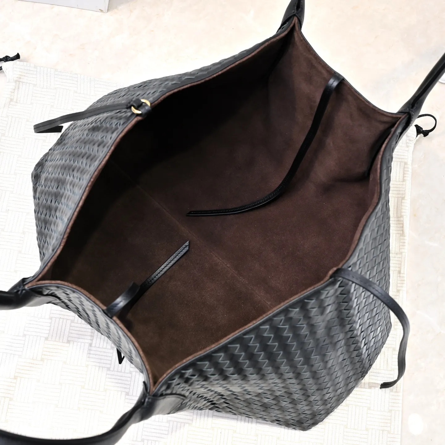 Batch 2360 Bv 2025 early spring series Pinacoteca medium tote handbag. The front is made of classic Intreccia woven cow leather. It is low-key and luxurious. The flip side is made of warm suede. It instantly switches to a lazy and casual style. It has a large internal capacity. It is no pressure to carry a computer for commuting. It is also thoughtfully matched with a small detachable bag. It is full of security. The woven texture is so delicate that you can't put it down. The highlight is that it is super versatile. Come and get your new bag😝 Model: 7166 Size: 23*43*14.5cm